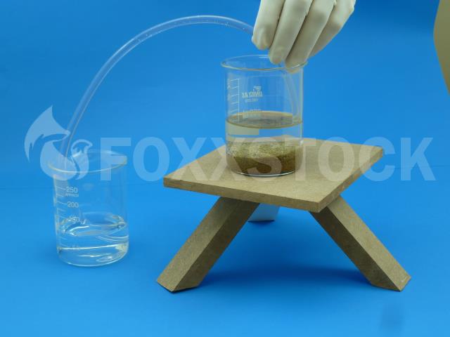 Sifonação, separação de mistura com a utilização de um sifão Na imagem a água misturada com areia é transferida do bequer de cima para o bequer de baixo através de um sifão