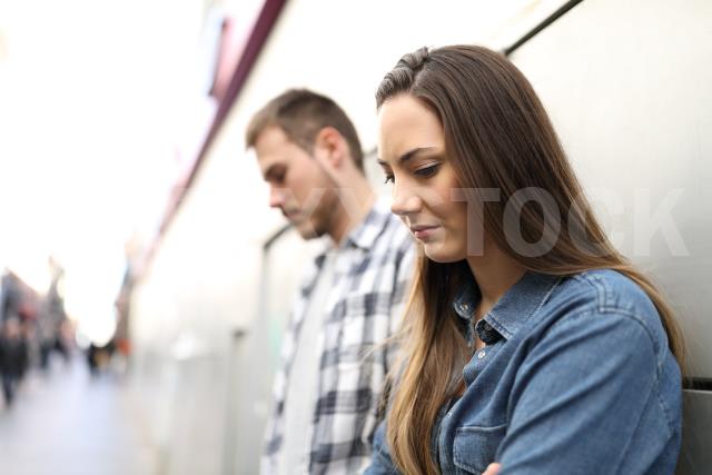 Casal triste e brigados na rua