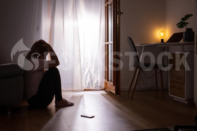Triste mulher chorando foto de stock. Imagem de assento - 167907088