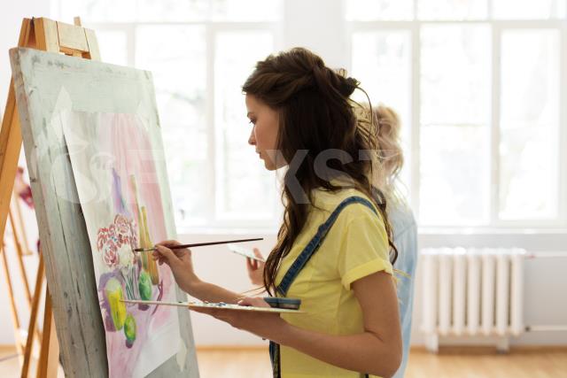 Mulher pintando um quadro