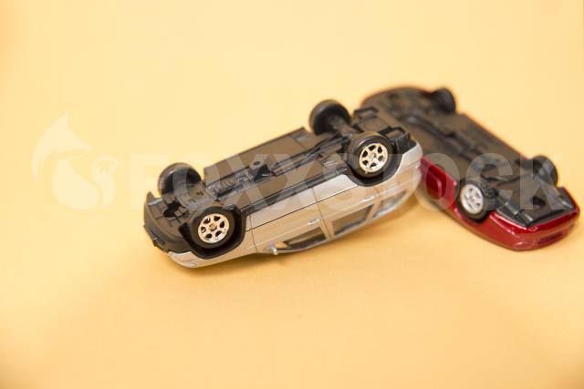 Concepto en miniatura de dos vehículos accidentados