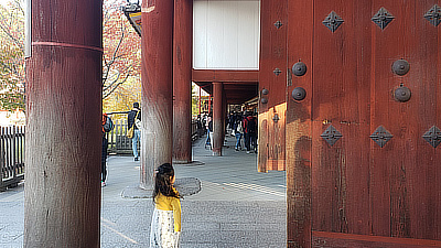 A child skips along the outer temple walkway at Todaiji.