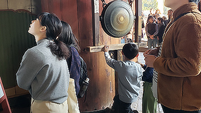 A gong inside Todaiji.