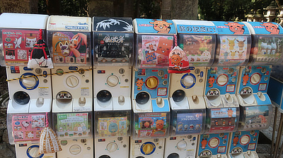 Park-themed gashapon machines.