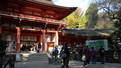 People near the South Gate of Kasuga-taisha shrine.