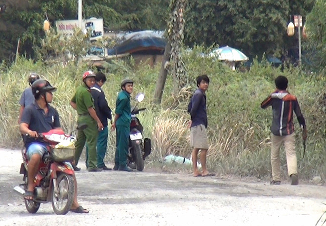 Công an vây bắt nghi can cướp trong bãi lau sậy ở Sài Gòn - Vụ án - Zing.vn