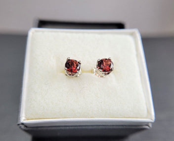 The Allure of January Birthstone Jewelry: Garnet Glamour – Admirablejewels