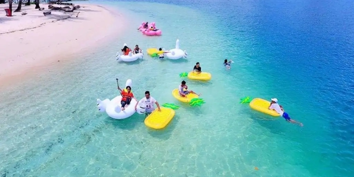 Rekreasi Seru di Pantai Padang Besi, Padang