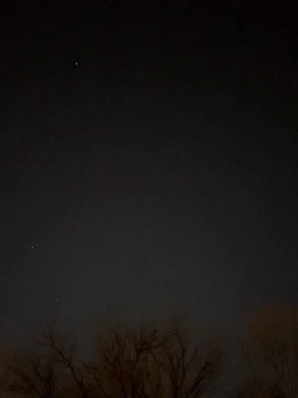北京早春的夜里,星星稀疏,北风刺骨之严寒已然消散,微凉的风里偶尔混合着一阵暖意,杨柳絮和沙尘又尚未来临,空气被前几日的降雪洗滤干净。 天体星辰的宏大时空里,我的一生都渺小到不值一提,但此刻,我又的的确确走在这夜里。 不知道,你能理解这种感觉吗?